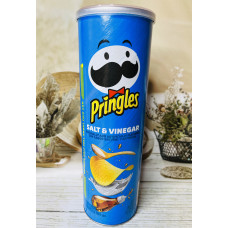 Чіпси PRINGLES зі смаком солі та оцту оригінал.