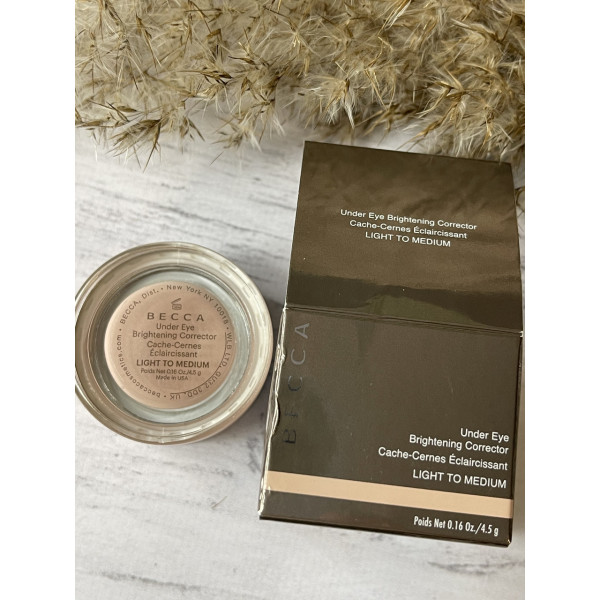 Освітлювальний коректор для шкіри навколо очей BECCA Under Eye Brightening Corrector оригінал