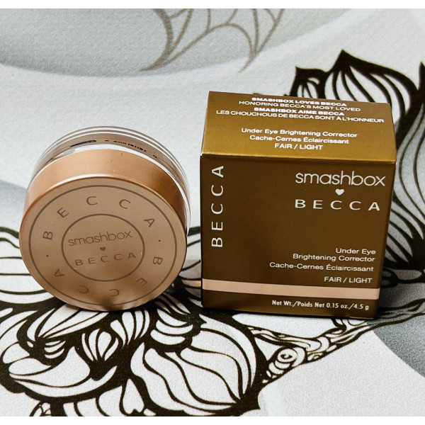 Освітлювальний коректор для шкіри навколо очей BECCA Under Eye Brightening Corrector оригінал